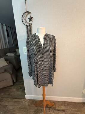 CB Collection Black and White Geometric Print Button-Front Blouse